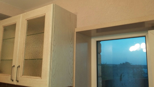 Облицовка кухонного окна искусственным камнем