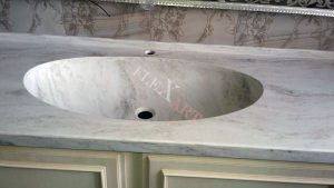 Столешница для ванной из искусственного камня в классическом стиле